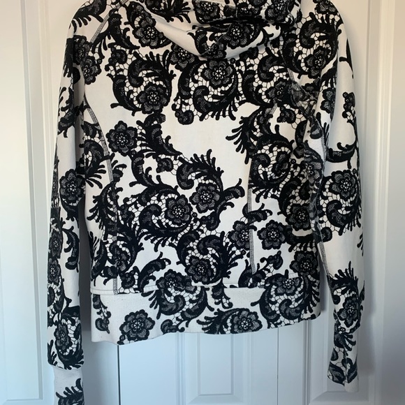 Lululemon scuba black & white paisley (size 8) - Picture 2 of 4